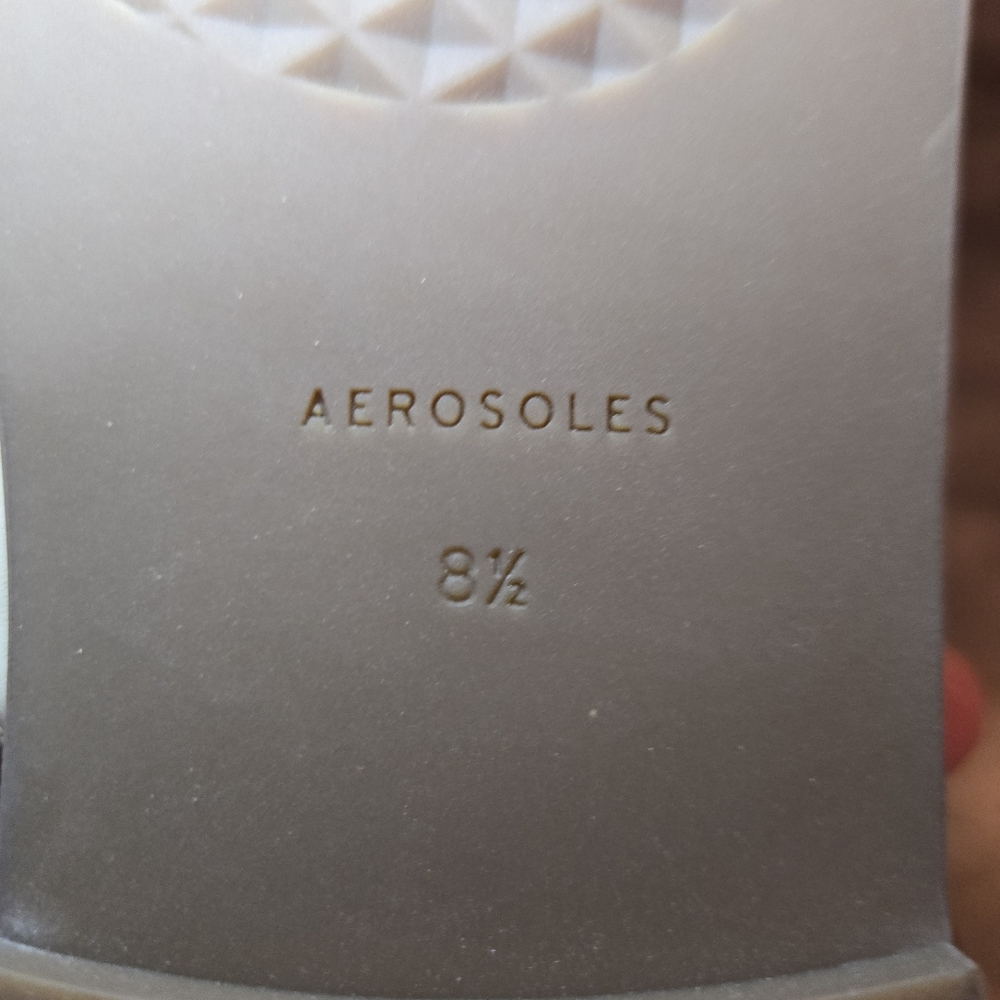 AEROSOLES Cream Sandals with Gold Detail - Picture 4 of 6